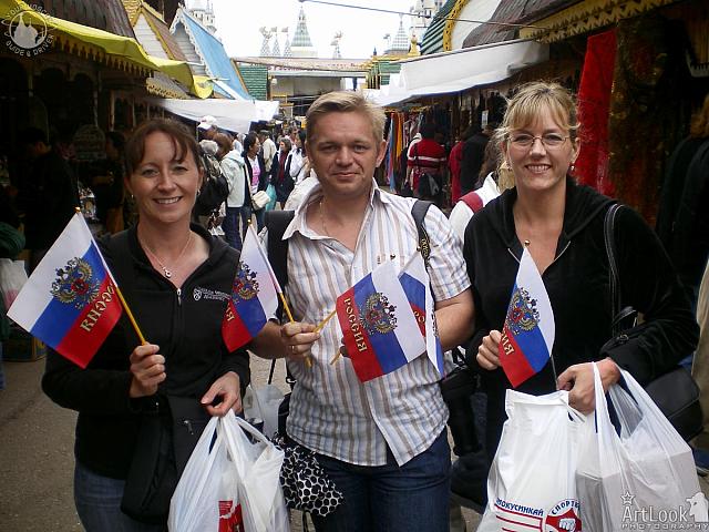 Moscow guide Arthur with clients from USA in Izmailovo market