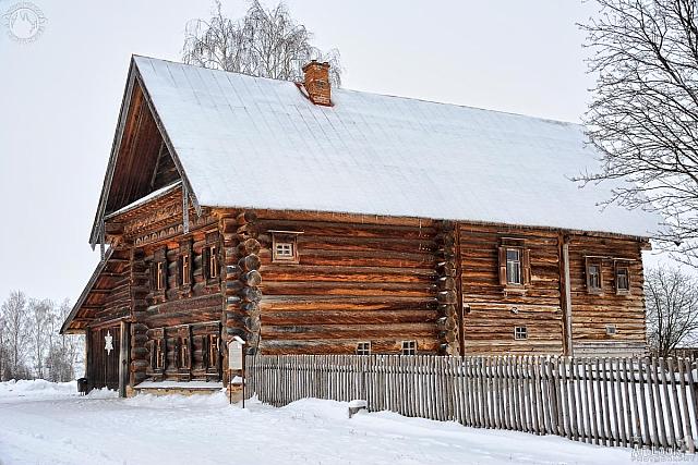 Wooden House of Prosperous Peasant in Snow