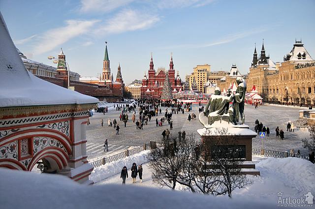 Walking in Red Square During the Winter Holidays 2009-2010