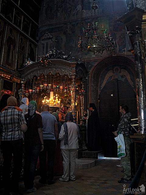 Pilgrims come to venerate St. Sergius’ relics in the Holy Trinity Cathedral
