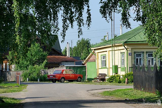 Suzdal Cityscapes – The Old Russian Car in front of a Wooden House