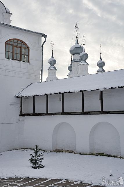 At the Fortified Wall of Pokrovsky Convent Before Snowfall