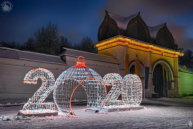 New 2020 Year Decoration at Kolomenskoye Gate in Twilight