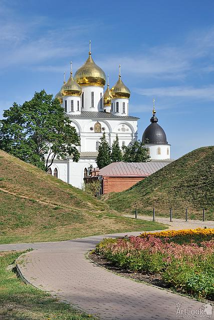 A Curved Way to the Ancient Kremlin of Dmitrov