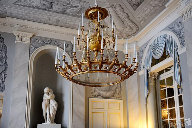 28-candle molded gilt chandelier in Grand Vestibule