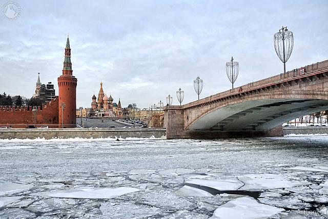 Icy Moskva River and Moscow Attractions