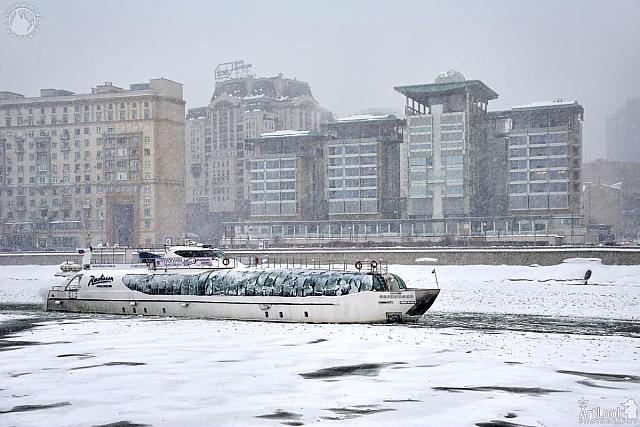 Yacht "Ferdinand" on the River Moskva in the Blizzard