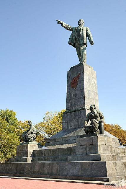Guiding to the Harbor - The Monument to Lenin in Sevastopol
