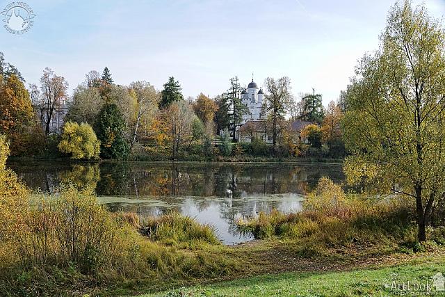 Autumn reflections at Vayzemka River