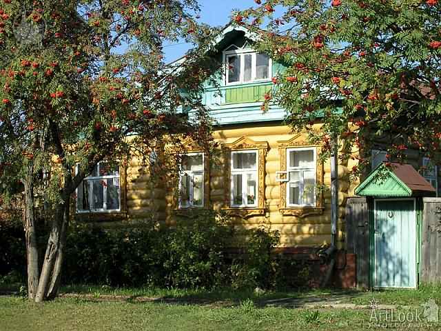ALP-2004-0925-069-Suzdal-Rowen-near-wooden-house