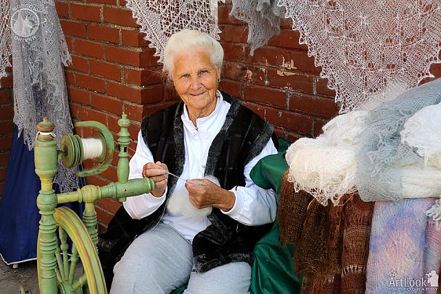 Russian Senior Lady Shows Master-Class in Spinning Yarn