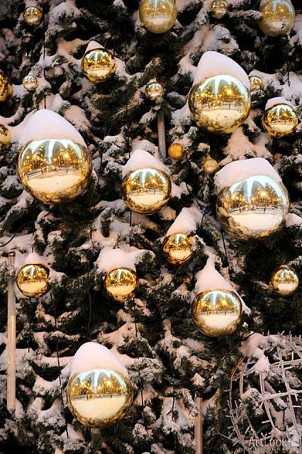 Snow on Golden New Year Balls