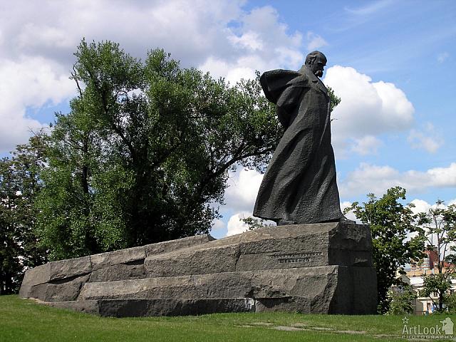 Monument to Taras Shevchenko in front of hotel Ukraina