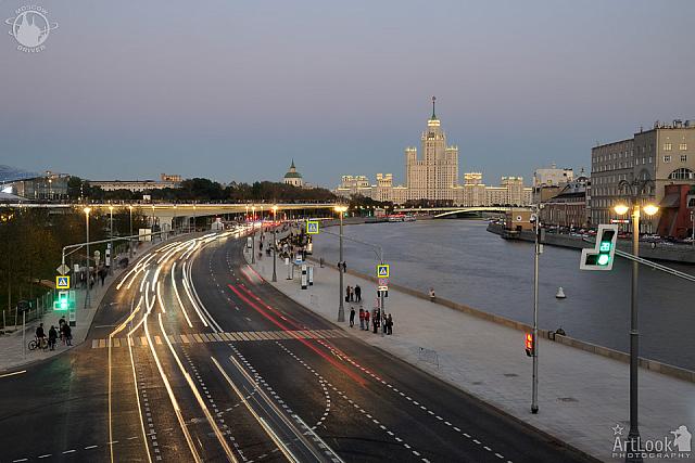 Traffic Lights on Moskvoretskaya Embankment at Twilight