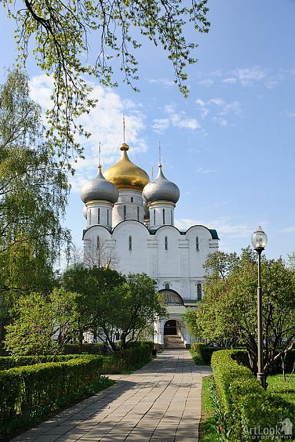 A Way to the Main Cathedral of Novodevichy