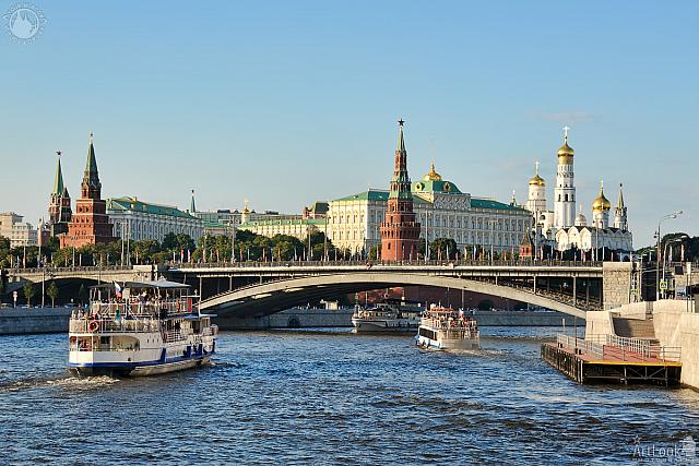 Approaching Bolshoy Kamenny Bridge