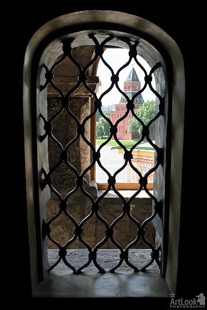 The View through a Narrow Window with Curved Grid