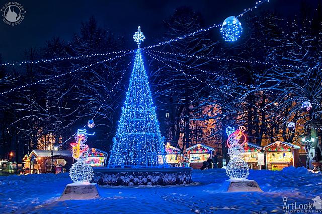 Christmas Tree and Snowmen at Park Lipki (Vladimir)