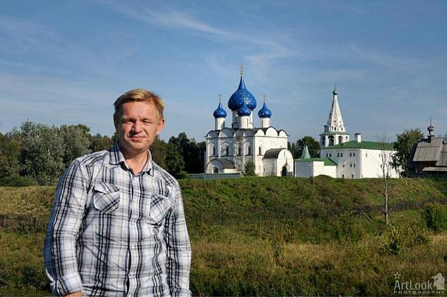 With background of Suzdal Kremlin
