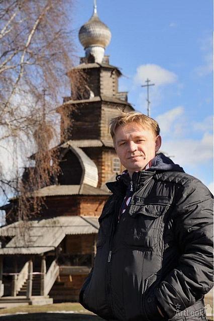 With background of the wooden church of the Transfiguration in Suzdal
