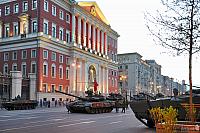 Tanks in front of the Mayor of Moscow